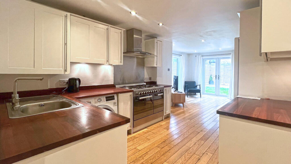 2 bed 1st Floor Flat for rent in Hammersmith. From Broadway & West - London