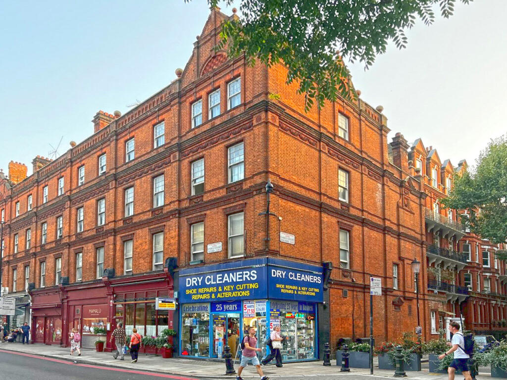 2 bed 1st Floor Flat for rent in London. From Broadway & West - London