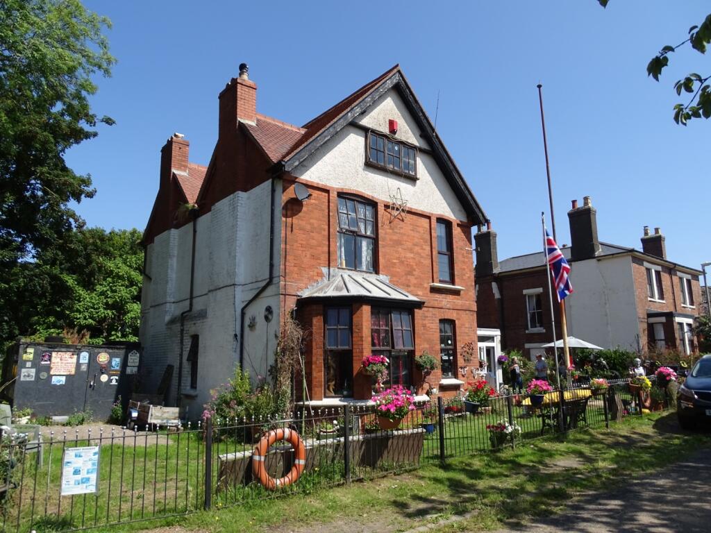 6 bed Mid Terraced House for rent in Berkeley. From CGT Lettings - Cheltenham