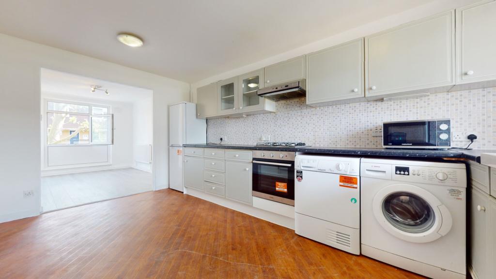 4 bed 1st Floor Flat for rent in Bow. From canary properties