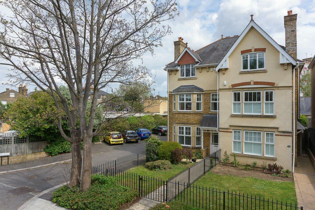 5 bed Semi-Detached House for rent in Richmond. From Cantell & Co - Richmond