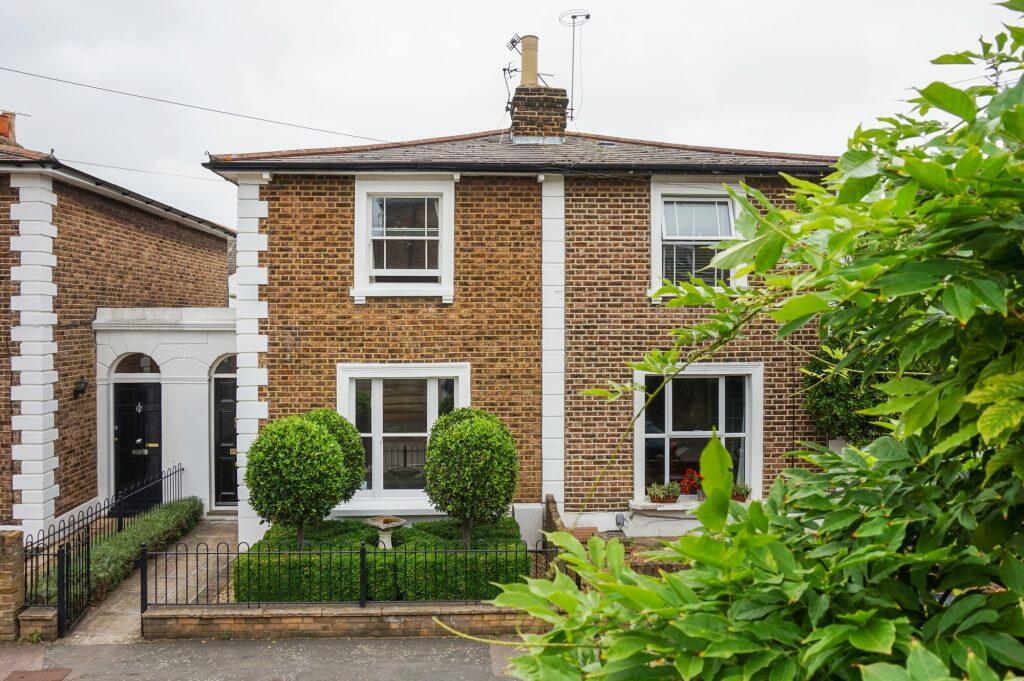 2 bed Mid Terraced House for rent in Richmond upon Thames. From Cantell & Co - Richmond