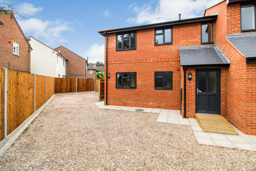 1 bed Annexe for rent in Ash Green. From Greg James Estate Agents - Farnborough 1 bed Annexe for rent in Ash Green. From Greg James Estate Agents - Farnborough