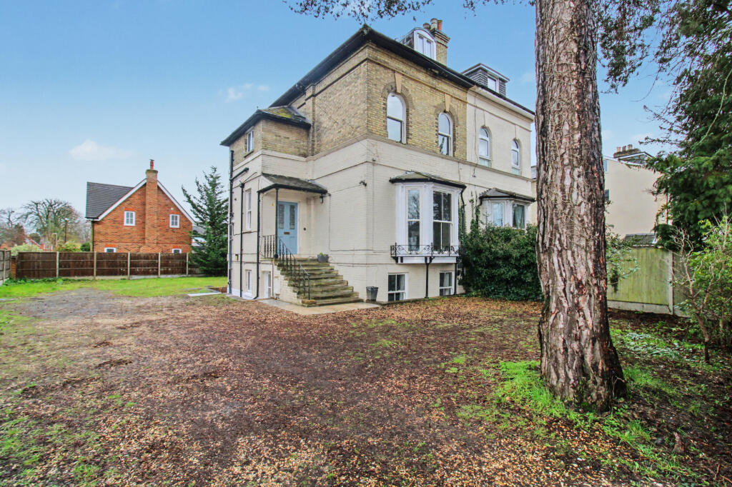 6 bed Semi Detached for rent in Farnborough. From Greg James Estate Agents - Farnborough