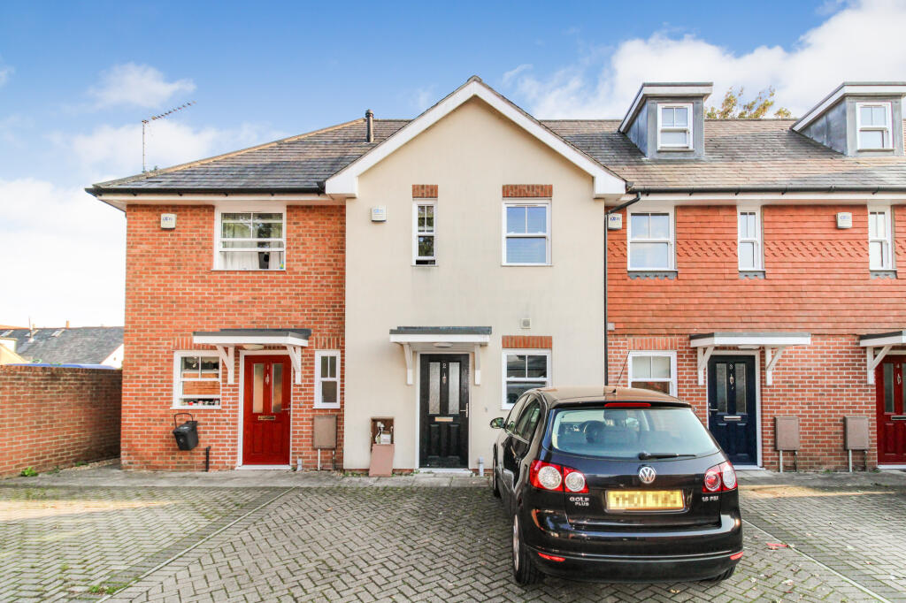 3 bed Mid Terraced House for rent in Farnborough. From Greg James Estate Agents - Farnborough
