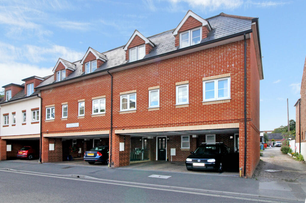 2 bed Mid Terraced House for rent in Farnborough. From Greg James Estate Agents - Farnborough