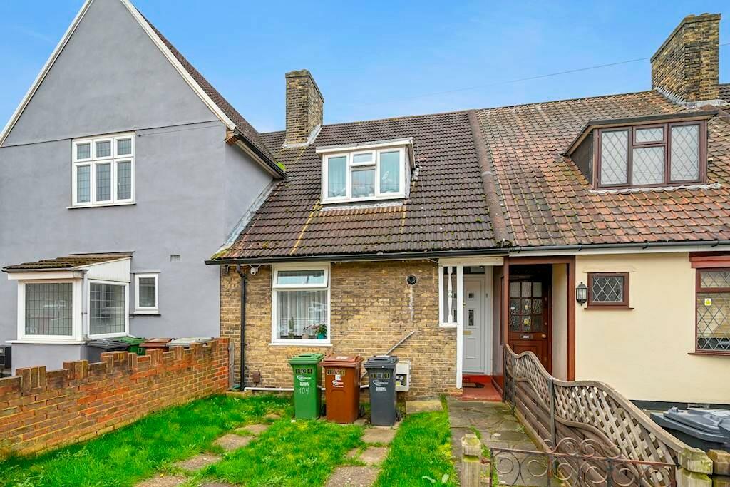 3 bed Mid Terraced House for rent in Dagenham. From Carter & Willow - Dagenham