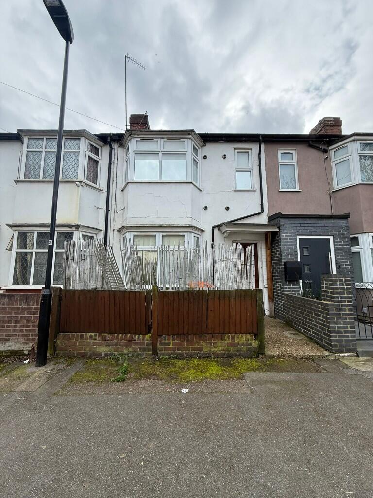 3 bed Mid Terraced House for rent in London. From Carter & Willow - Dagenham