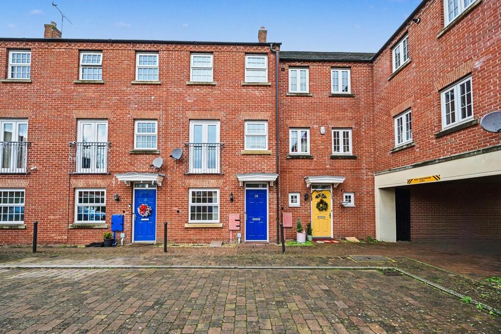 4 bed Mid Terraced House for rent in Rugby. From Carter and King Estate Agents - Rugby