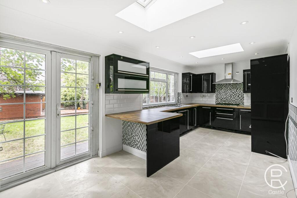 5 bed Detached for rent in Acton. From Castle Residential - Hanwell