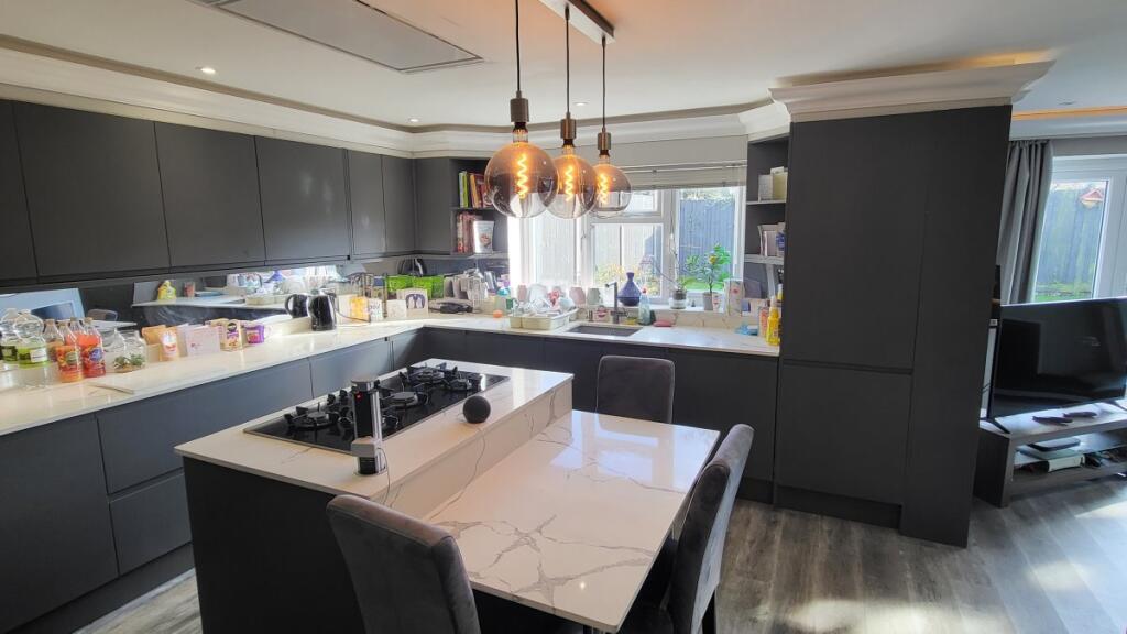 3 bed Detached for rent in Greenford. From Castle Residential - Hanwell