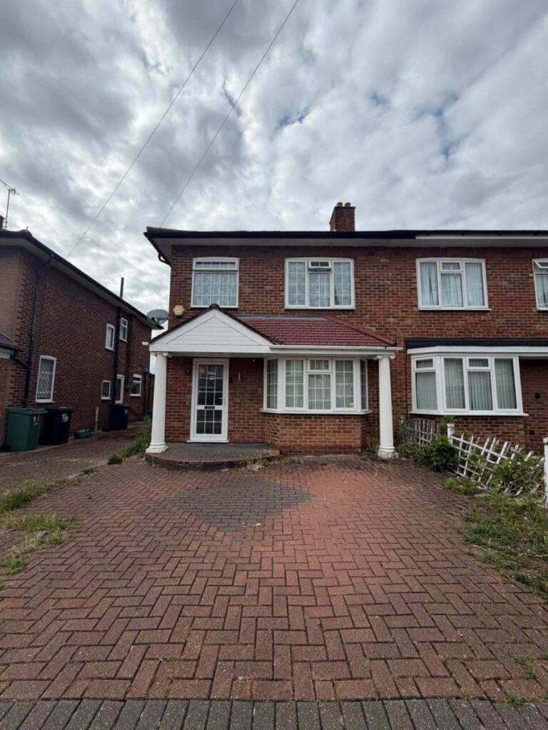 4 bed Detached for rent in Northolt. From Castle Residential - Hanwell