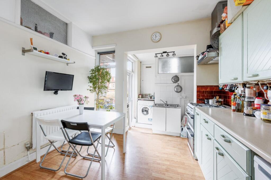 2 bed 1st Floor Flat for rent in Brentford. From Castle Residential - Hanwell