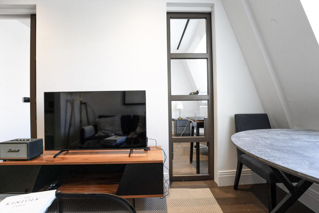 1 bed 1st Floor Flat for rent in London. From Celestial Globe - London - Lettings
