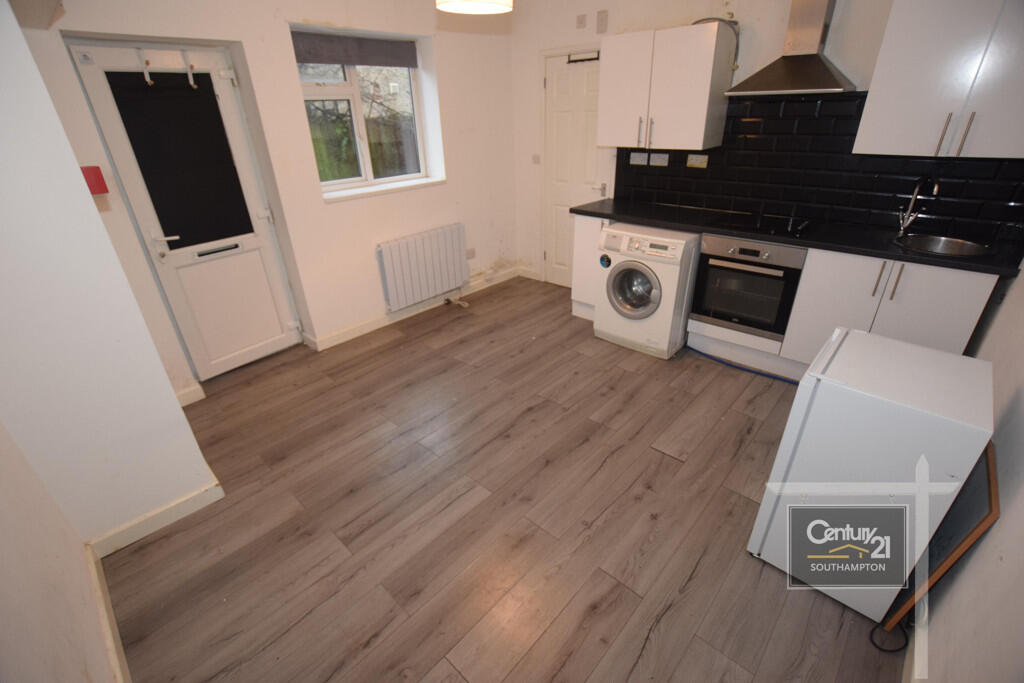 4 bed Studio for rent in Rownhams. From Century21 Southampton - Southampton 4 bed Studio for rent in Rownhams. From Century21 Southampton - Southampton