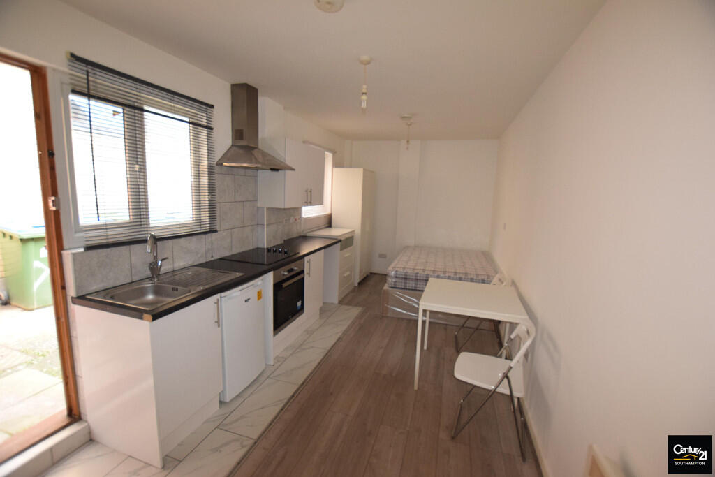 4 bed 1st Floor Flat for rent in Southampton. From Century21 Southampton - Southampton