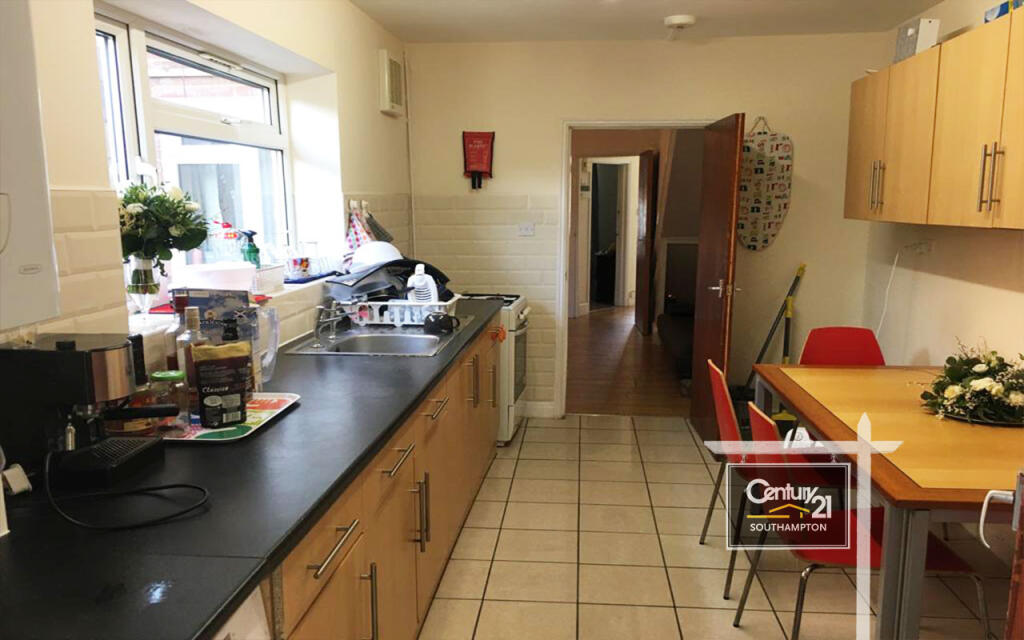 3 bed Mid Terraced House for rent in Southampton. From Century21 Southampton - Southampton