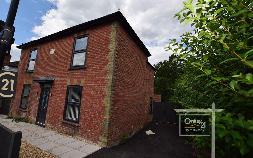 4 bed Detached for rent in Rownhams. From Century21 Southampton - Southampton