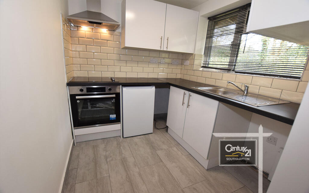 3 bed 1st Floor Flat for rent in Rownhams. From Century21 Southampton - Southampton 3 bed 1st Floor Flat for rent in Rownhams. From Century21 Southampton - Southampton