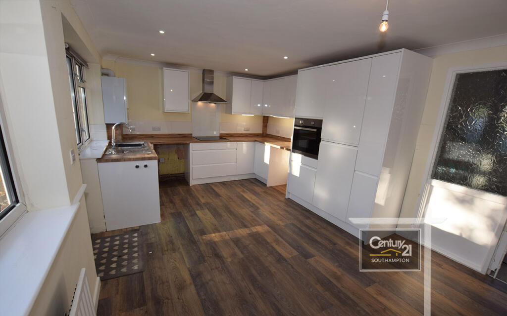 3 bed Mid Terraced House for rent in Rownhams. From Century21 Southampton - Southampton