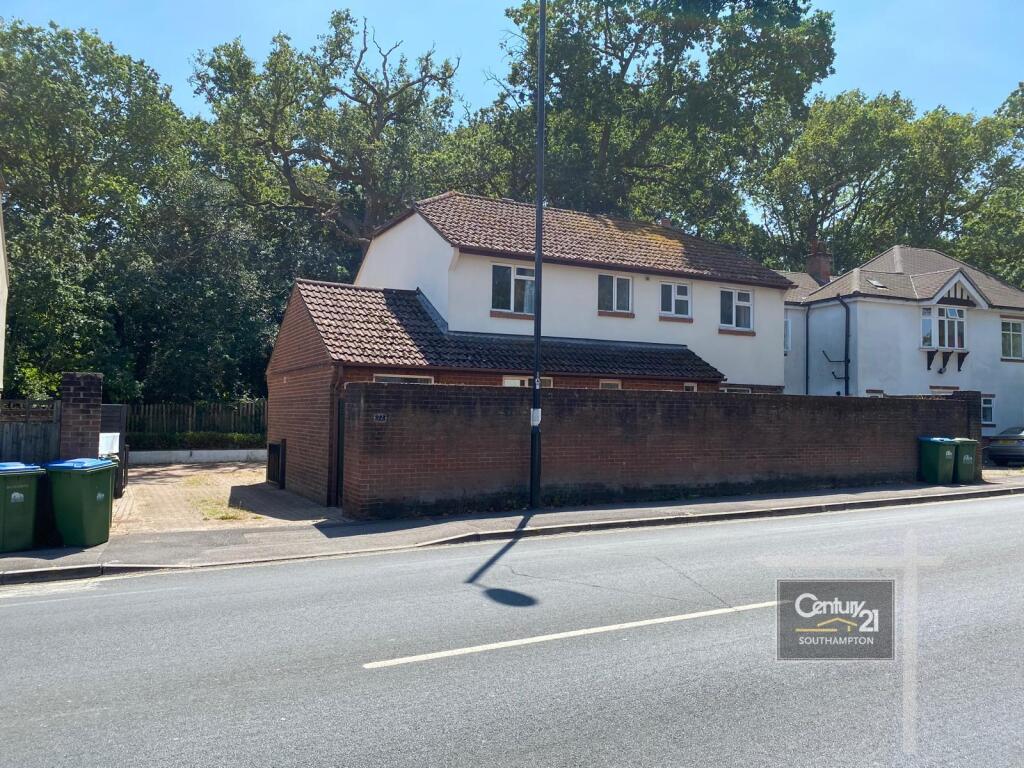 6 bed Detached for rent in Rownhams. From Century21 Southampton - Southampton