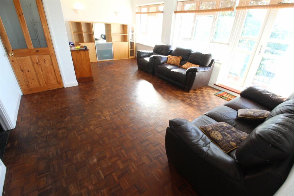3 bed Apartment for rent in Barnet. From Chas R Lowe Estates - East Barnet