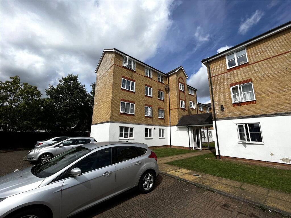 2 bed 1st Floor Flat for rent in Hadley Wood. From Chas R Lowe Estates - East Barnet