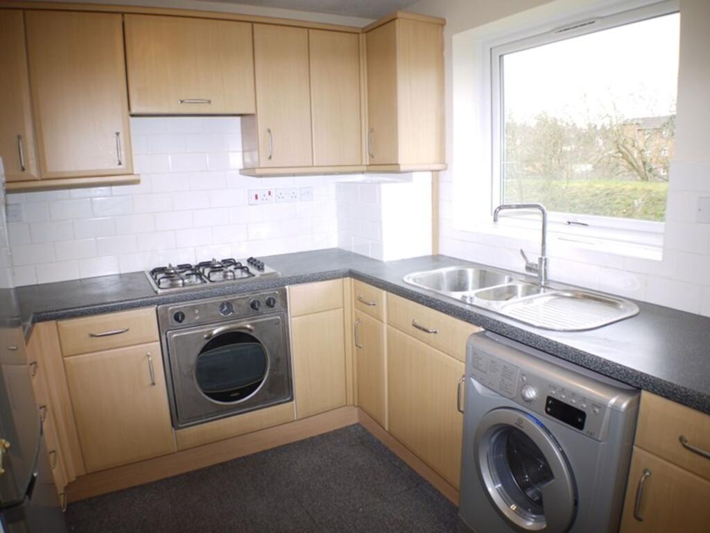 2 bed 1st Floor Flat for rent in Hadley Wood. From Chas R Lowe Estates - East Barnet
