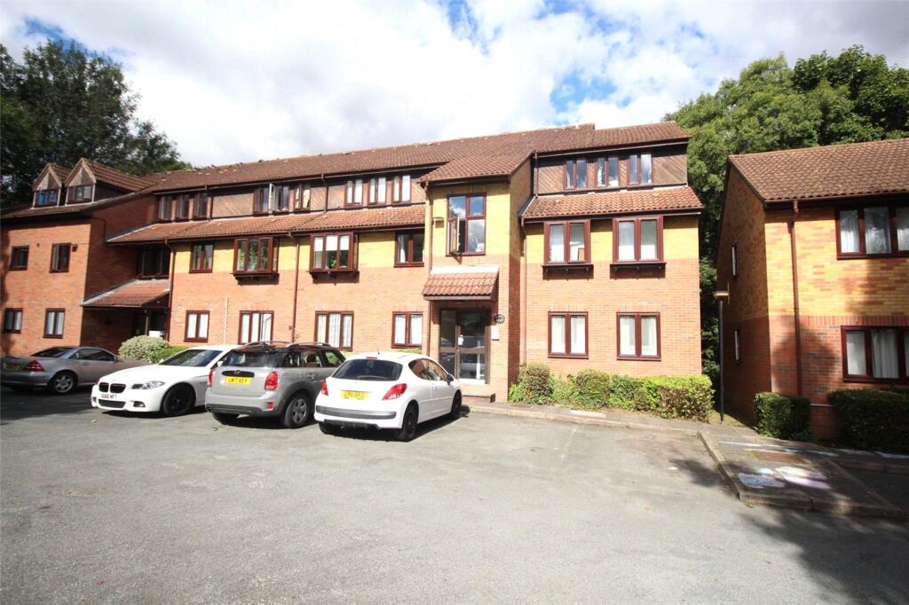 2 bed 1st Floor Flat for rent in Hadley Wood. From Chas R Lowe Estates - East Barnet