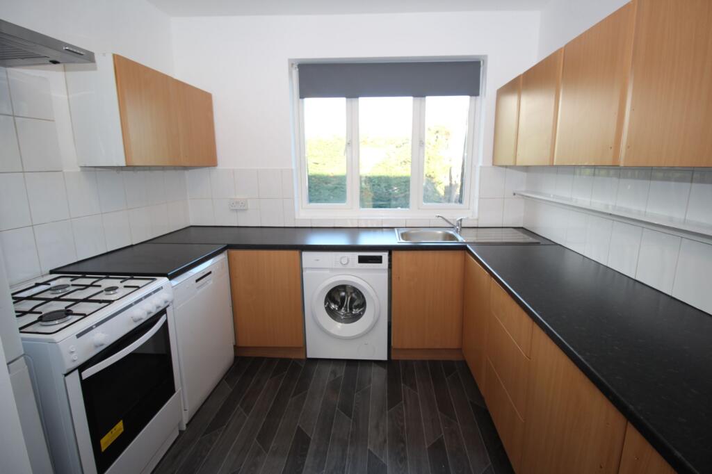 3 bed 1st Floor Flat for rent in Barnet. From Chas R Lowe Estates - East Barnet