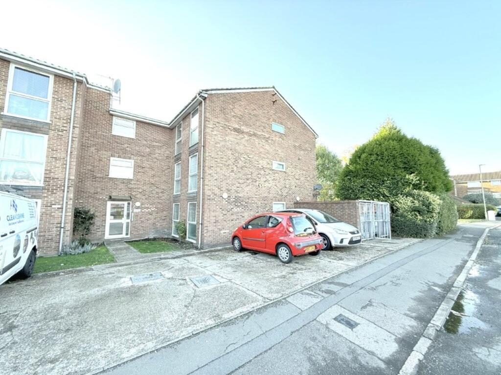 2 bed 1st Floor Flat for rent in Hadley Wood. From Chas R Lowe Estates - East Barnet