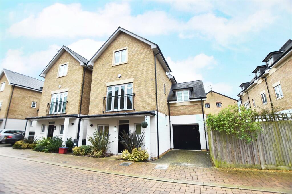 4 bed Detached House for rent in Isleworth. From Chase Buchanan - Isleworth & Osterley