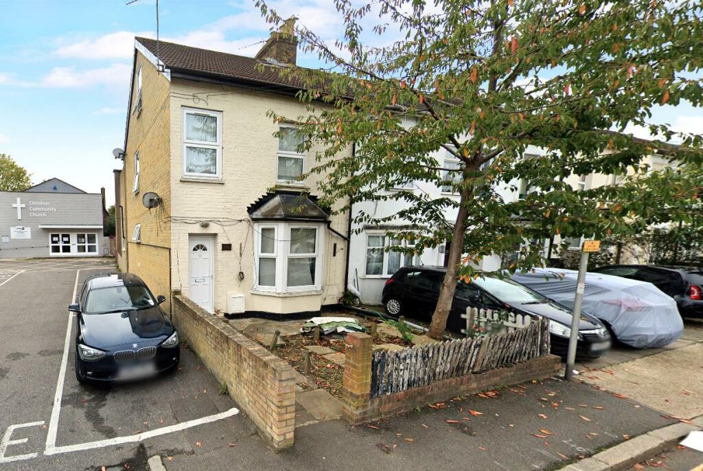 3 bed End Terraced House for rent in Hounslow. From Chase Buchanan - Isleworth & Osterley