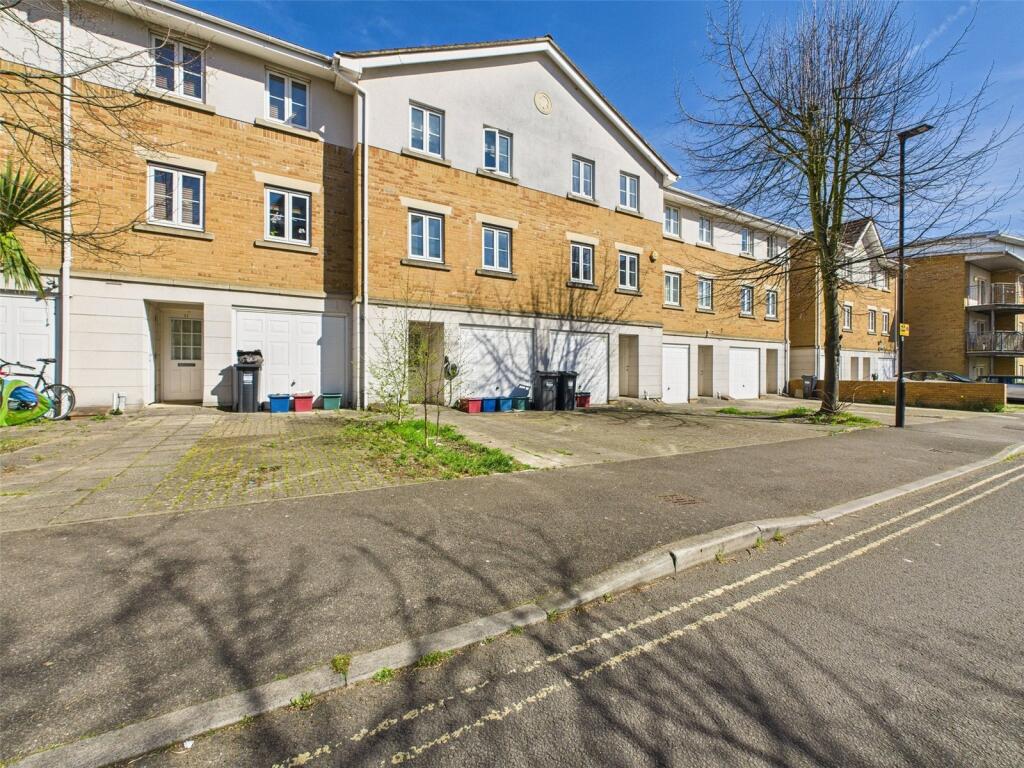 3 bed Detached for rent in Isleworth. From Chase Buchanan - Isleworth & Osterley 3 bed Detached for rent in Isleworth. From Chase Buchanan - Isleworth & Osterley