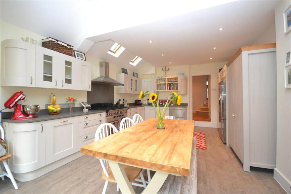 2 bed Mid Terraced House for rent in Isleworth. From Chase Buchanan - Isleworth & Osterley 2 bed Mid Terraced House for rent in Isleworth. From Chase Buchanan - Isleworth & Osterley