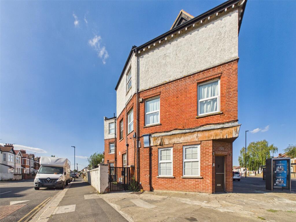 3 bed Apartment for rent in Hounslow. From Chase Buchanan - Isleworth & Osterley