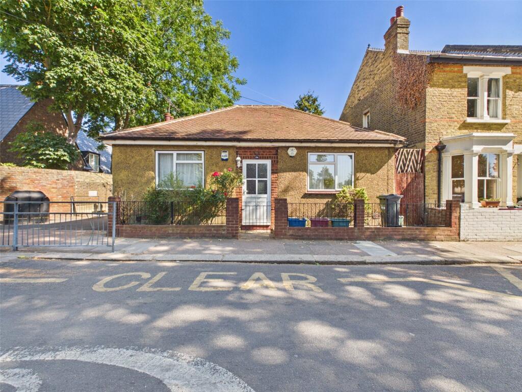 2 bed Bungalow for rent in Isleworth. From Chase Buchanan - Isleworth & Osterley 2 bed Bungalow for rent in Isleworth. From Chase Buchanan - Isleworth & Osterley