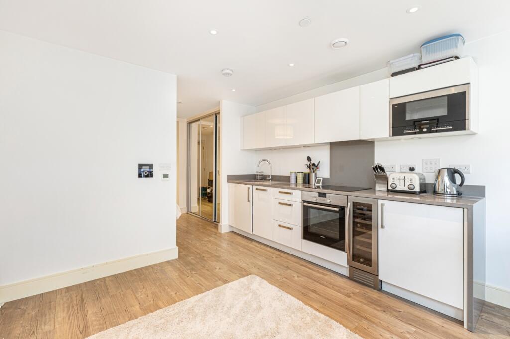 4 bed 1st Floor Flat for rent in London. From Chase Evans - City & Aldgate