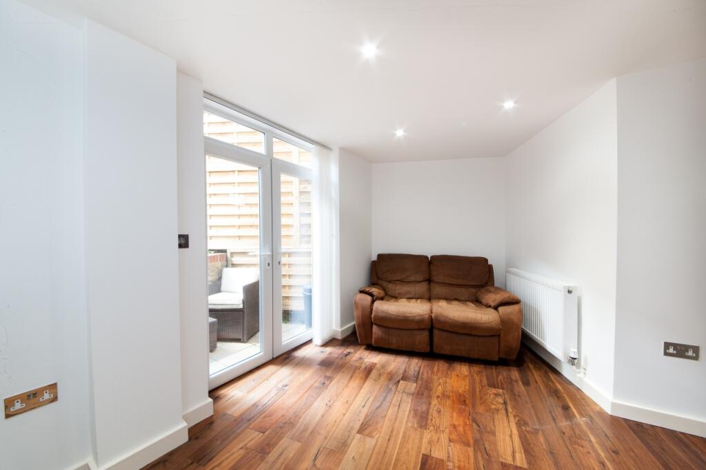 2 bed 1st Floor Flat for rent in London. From Chase Evans - City & Aldgate