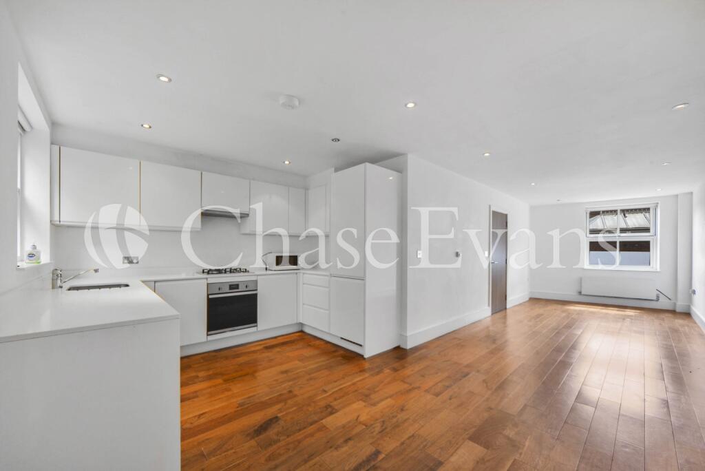 4 bed Mid Terraced House for rent in London. From Chase Evans - City & Aldgate