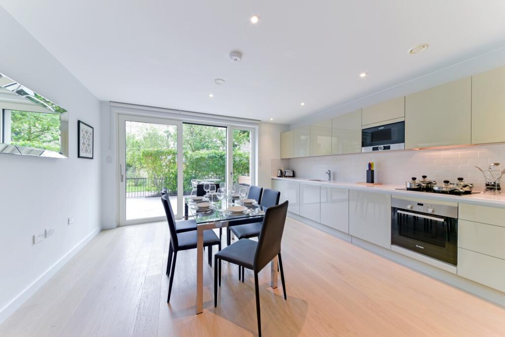 3 bed Duplex for rent in Camberwell. From Chase Evans - Elephant and Castle
