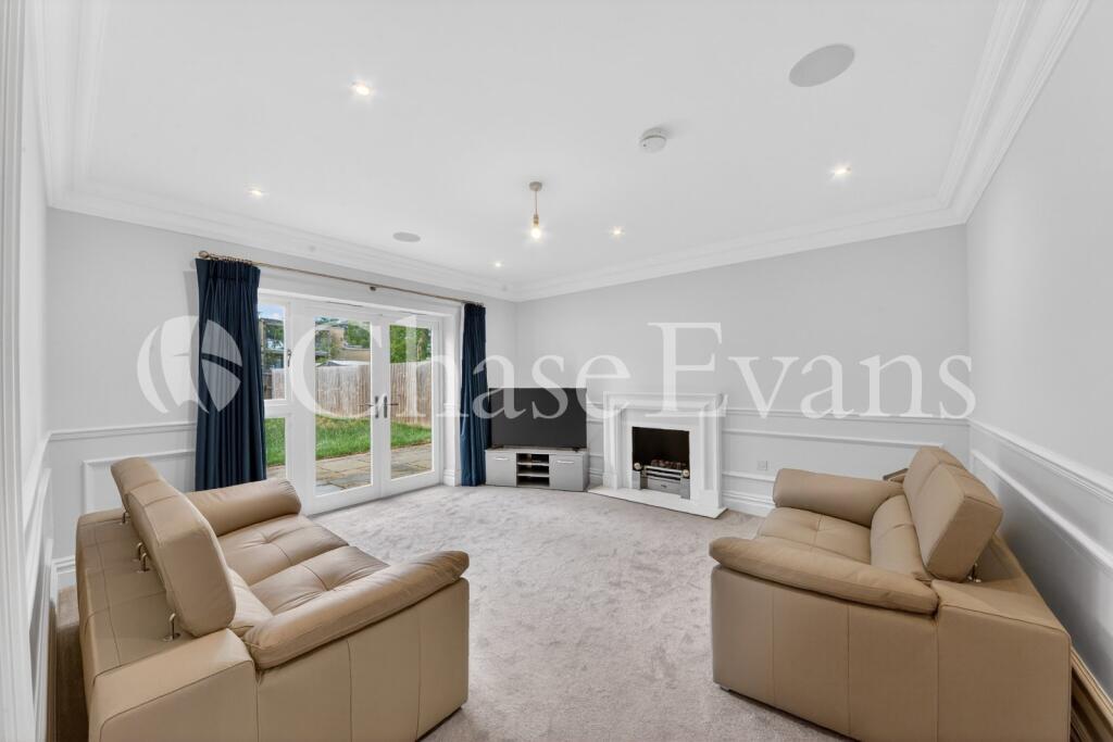 5 bed Detached for rent in Ascot. From Chase Evans - Elephant and Castle