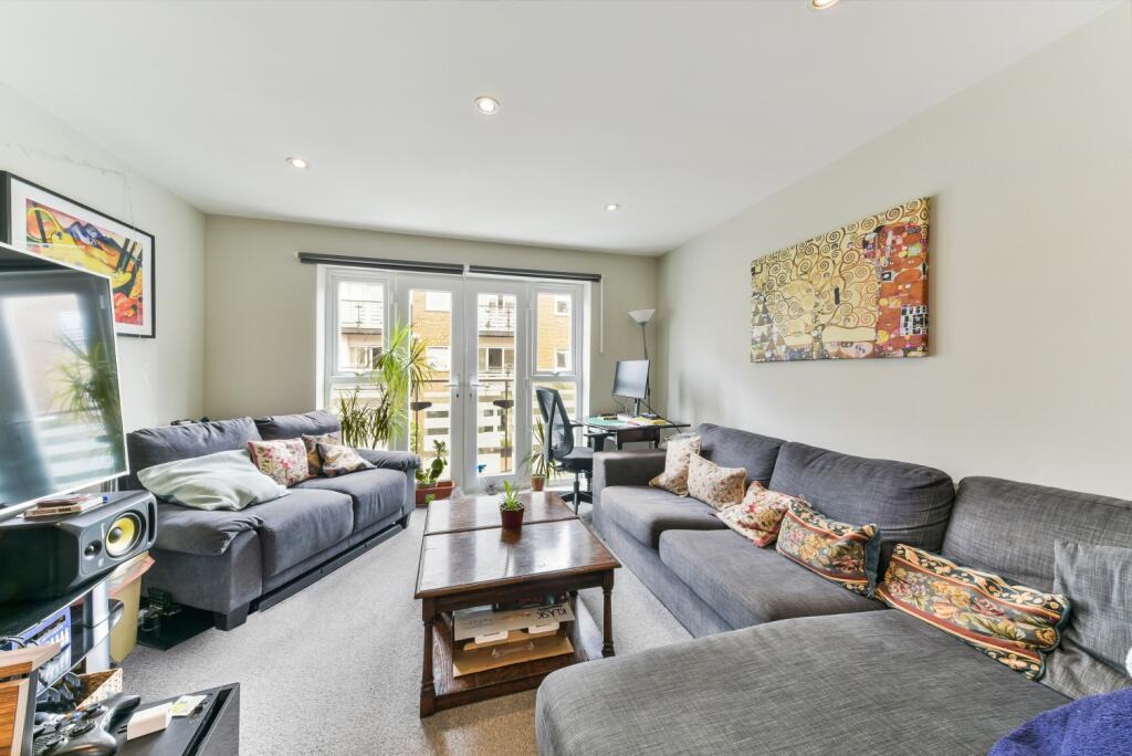 5 bed Mid Terraced House for rent in Camberwell. From Chase Evans - Elephant and Castle
