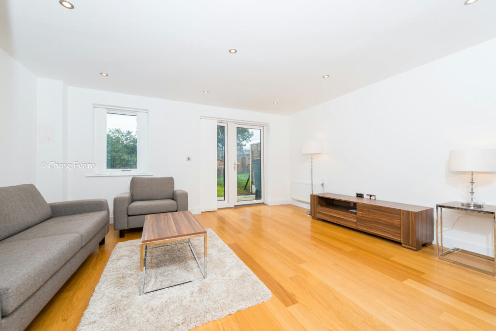 3 bed Mid Terraced House for rent in London. From Chase Evans - Greenwich