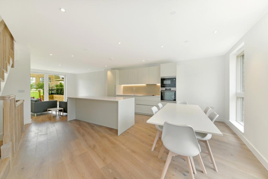 3 bed Mid Terraced House for rent in London. From Chase Evans - Greenwich