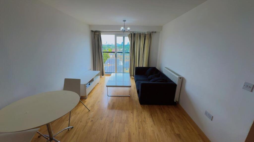 2 bed 1st Floor Flat for rent in Wallington. From Chase Evans - Greenwich