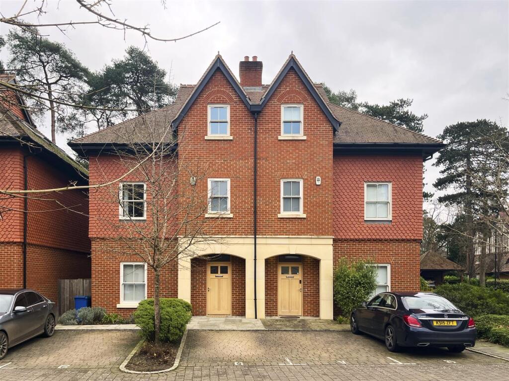 4 bed Town House for rent in Ascot. From Chatterton Rees - London