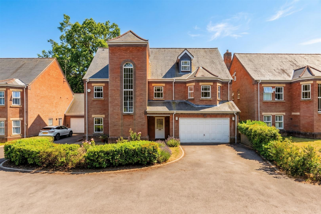 6 bed Detached for rent in Ascot. From Chatterton Rees - London 6 bed Detached for rent in Ascot. From Chatterton Rees - London
