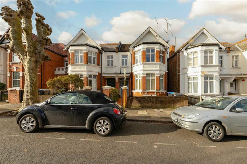 3 bed Maisonette for rent in Willesden. From Chelsea Square - Cricklewood