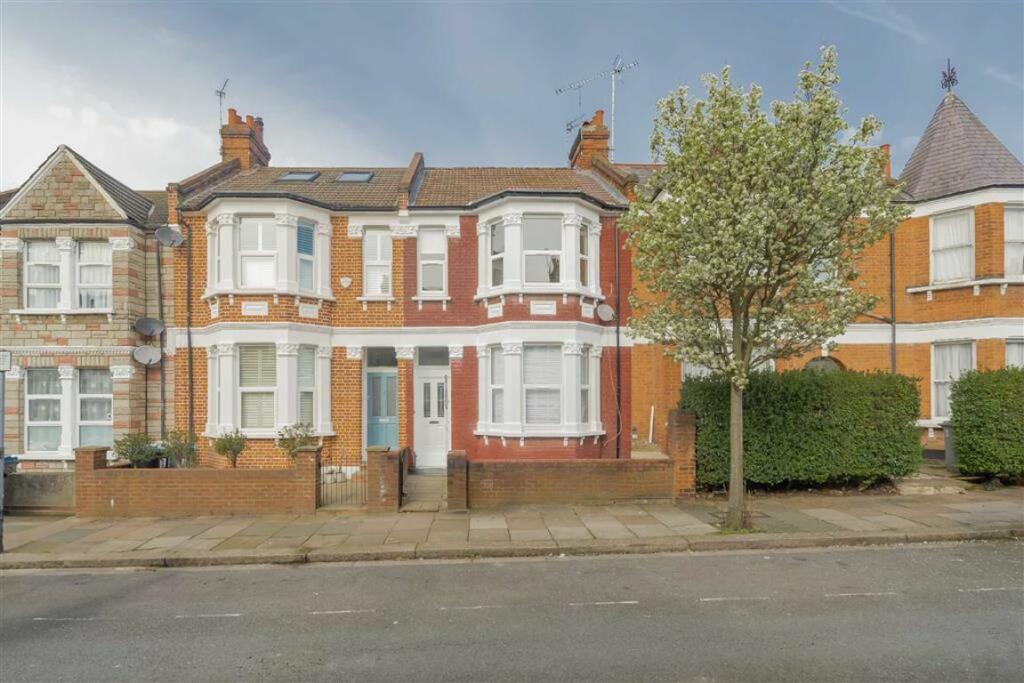 4 bed Mid Terraced House for rent in Willesden. From Chelsea Square - Cricklewood